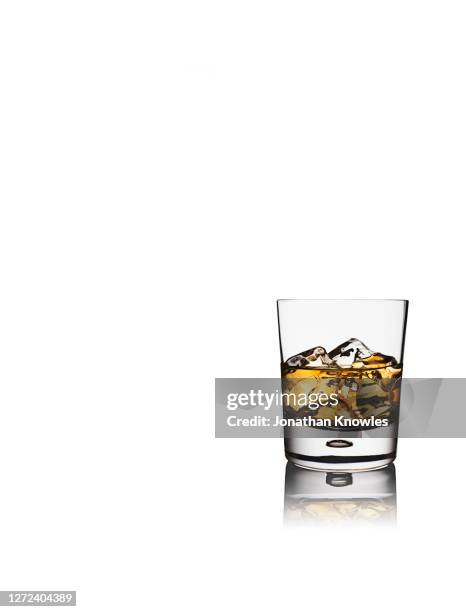 whiskey on the rocks - rum stockfoto's en -beelden