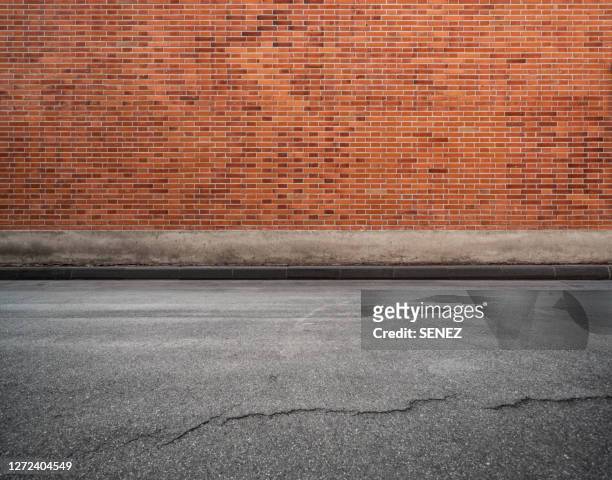 empty parking lot - wall building feature stock pictures, royalty-free photos & images