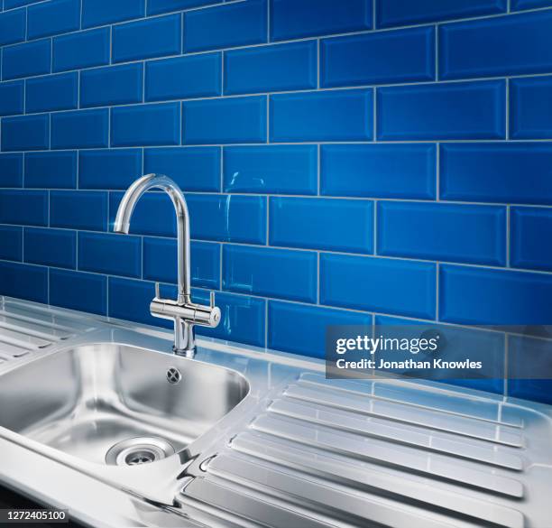 modern shiny stainless steel kitchen sink - gootsteen stockfoto's en -beelden