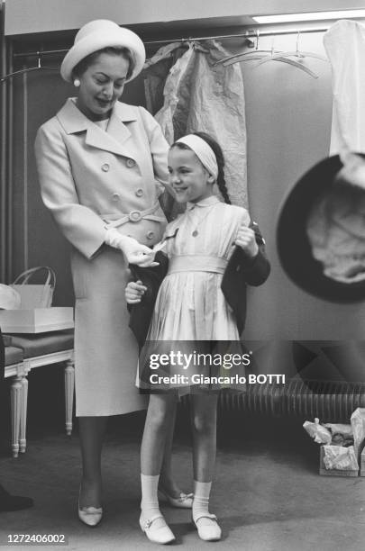 Portrait de Olivia de Havilland avec sa fille Gisèle à la boutique Dior, au milieu des années 1960.