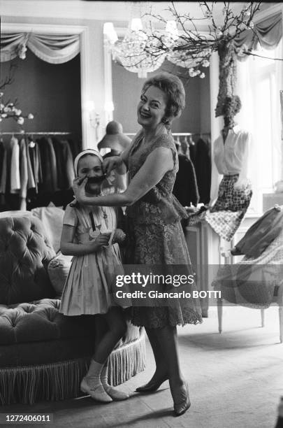 Portrait de Olivia de Havilland avec sa fille Gisèle à la boutique Dior, au milieu des années 1960.