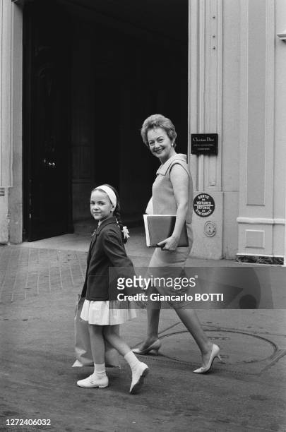 Olivia de Havilland avec sa fille Gisèle sortant de la boutique Dior, au milieu des années 1960.