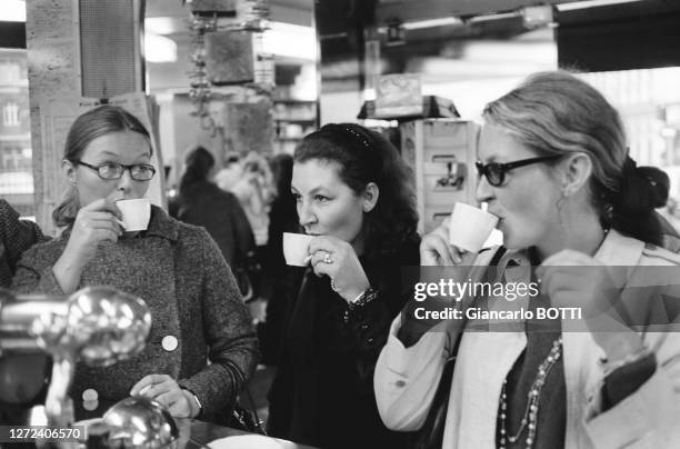 Marina Vlady au comptoir d'un café parisien avec ses soeurs Hélène Vallier et Odile Versois, en août 1966.