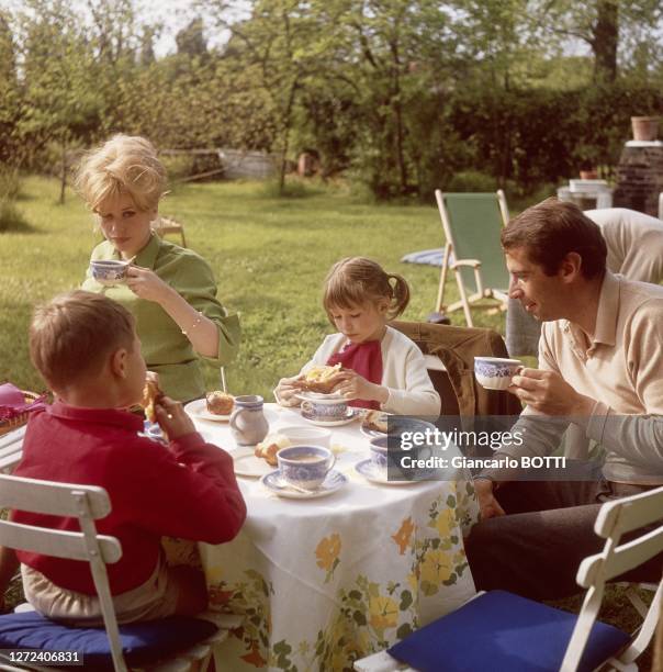 Catherine Deneuve, Roger Vadim et sa fille Nathalie prenant le goûter.