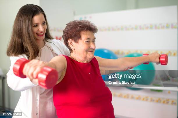 alte frau auf physiotherapie - ordination stock-fotos und bilder