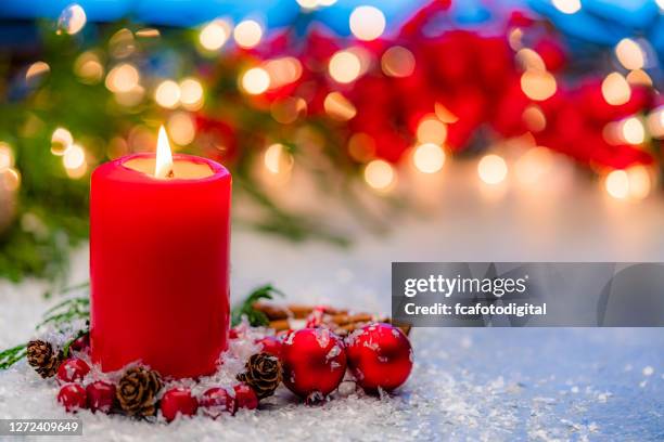 rode kerstkaars. ruimte kopiëren - christmas candles stockfoto's en -beelden