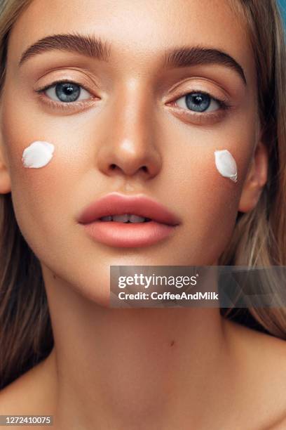 Cream Model Model Cream Face Photos and Premium High Res Pictures - Getty Images
