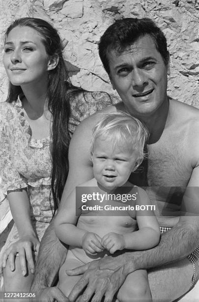 Tony Curtis avec sa femme Christine Kaufmann et leur fille Alexandra en vacances à l'hôtel du Cap Eden-Roc, durant l'été 1965.