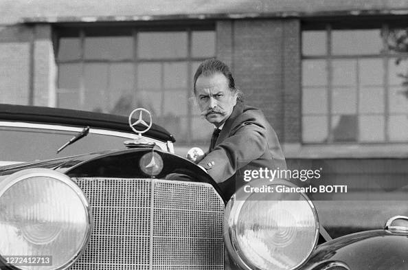 Georges Mathieu Face Portrait de Georges Mathieu à côté de sa Mercedes-Benz 500K , en août ...
