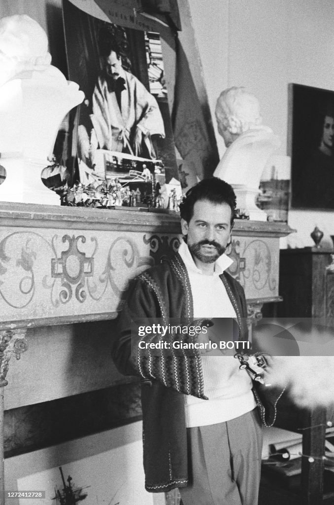 Georges Mathieu Face Portrait de Georges Mathieu chez lui, dans les années 1960. News Photo ...