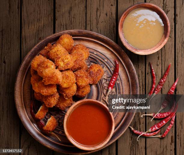 hüttenkäse-schnitzel - paneer stock-fotos und bilder