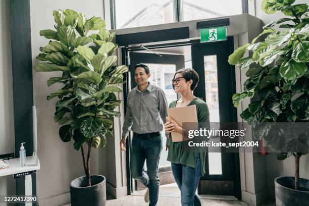 de bedrijfsmensen veranderen hun bureau voor het werk van huis - global entry stockfoto's en -beelden