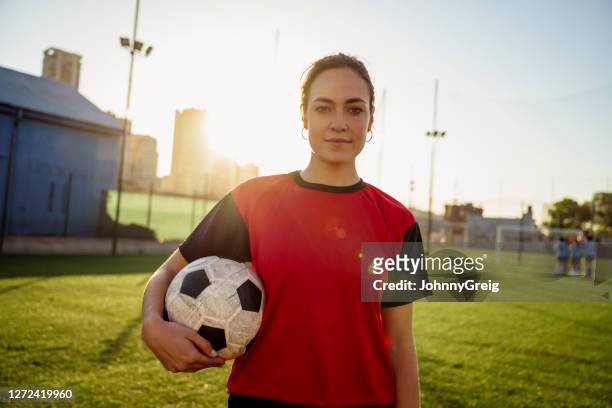 sportporträt der 24-jährigen hispanischen fußballerin - woman football stock-fotos und bilder