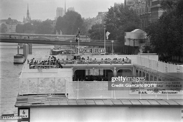 Bar-restaurant en terrasse de la piscine Deligny lors de la canicule, le 9 mai 1976.