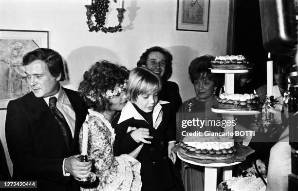 Romy Schneider le jour de son mariage avec Daniel Biasini, en compagnie de sa mère Magda et de son fils David, à Berlin-ouest le 18 décembre 1975.