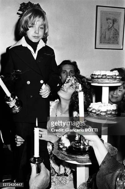 Romy Schneider le jour de son mariage avec Daniel Biasini, en compagnie de sa mère Magda et de son fils David, à Berlin-ouest le 18 décembre 1975.