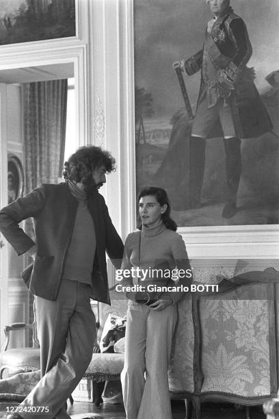 Alain Robbe-Grillet et sa femme Catherine sur le tournage du film "Le jeu avec le feu", en 1974.