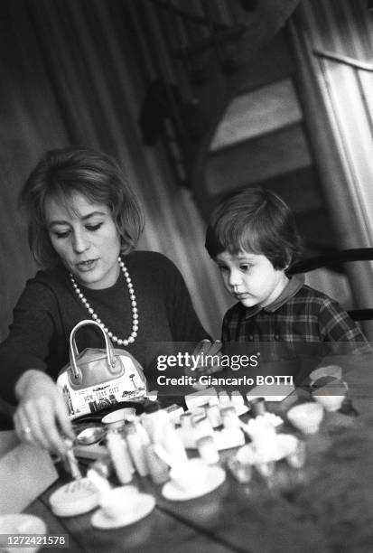 Portrait d'Annie Girardot avec sa fille Giulia, en 1965.