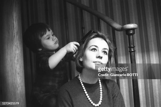 Portrait d'Annie Girardot avec sa fille Giulia, en 1965.