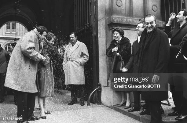 Annie Girardot et Renato Salvatori à la mairie du 16e arrondissement de Paris avec les invités de leur mariage, dont leur témoin Luchino Visconti, le...