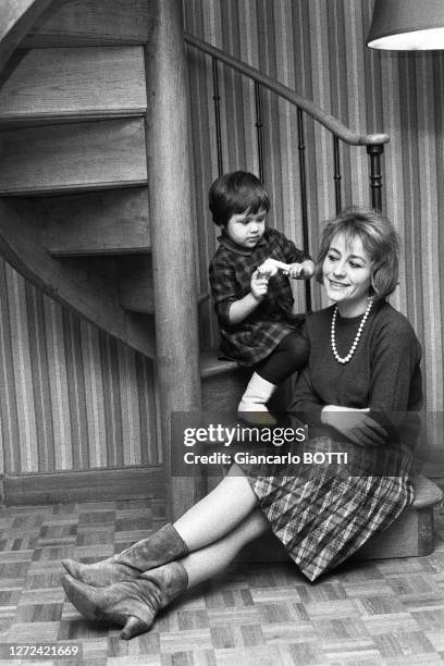 Portrait d'Annie Girardot avec sa fille Giulia, en 1965.