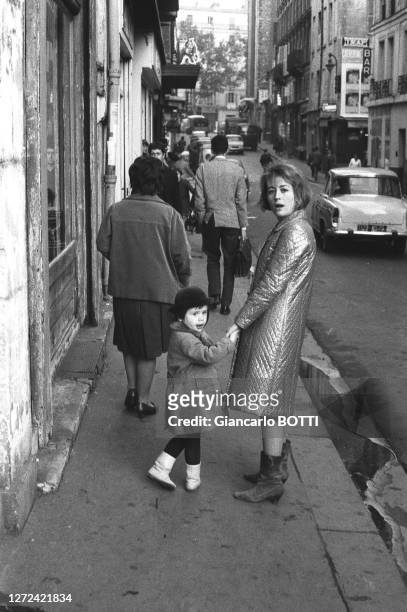 Portrait d'Annie Girardot dans la rue avec sa fille Giulia, en 1965.
