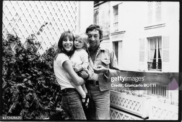 Serge Gainsbourg avec Jane Birkin et sa fille Kate Barry sur la terrasse de leur hôtel particulier, 5 bis rue de Verneuil, en 1969.