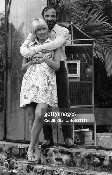 Portrait de Charles Aznavour et de sa femme Ulla Thorsell dans le jardin de leur propriété de Galluis, en 1969.