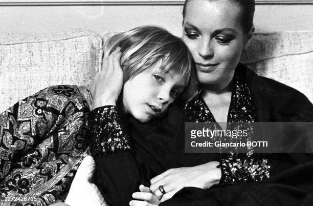 Portrait de Romy Schneider chez elle avec son fils David Biasini, en 1974.