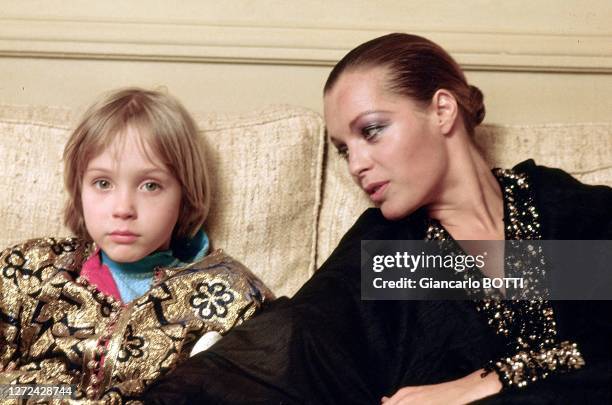 Portrait de Romy Schneider chez elle avec son fils David Biasini, en 1974.