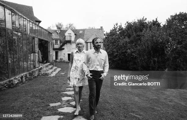 Portrait de Charles Aznavour et de sa femme Ulla Thorsell dans le jardin de leur propriété de Galluis, en 1969.