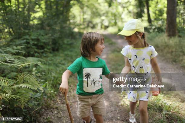 2 children walking around the woods - our forest cousins photos et images de collection