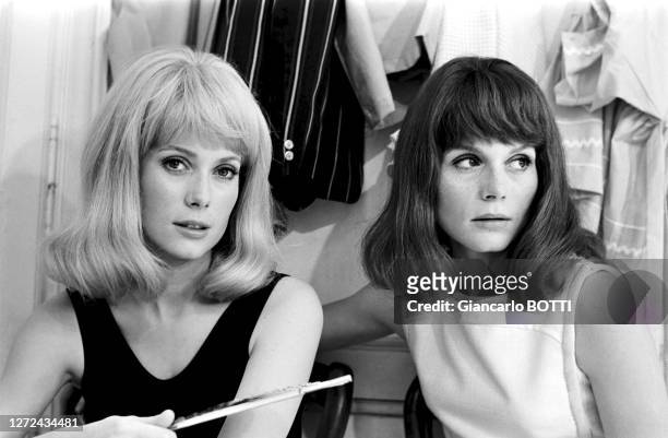 Portrait de Catherine Deneuve et Françoise Dorléac sur le tournage du film "Les Demoiselles de Rochefort", en 1966.