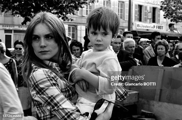 Françoise Dorléac et son neveu Christian Vadim sur le tournage du film "Les Demoiselles de Rochefort", en 1966.