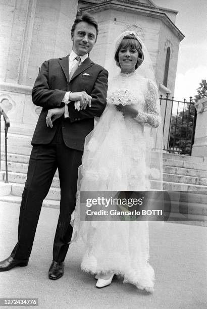 Portrait de Jeanne Moreau et Serge Rousseau devant l'église Saint-Lambert de Vaugirard sur le tournage de "La Mariée était en noir", en juin 1967.