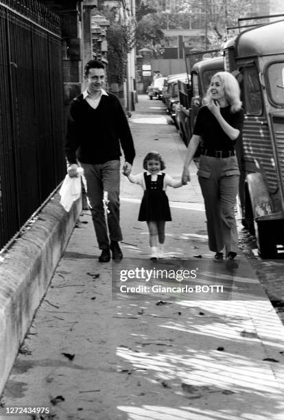 Marie Dubois avec son mari Serge Rousseau et leur fille Dominique, en juillet 1965.