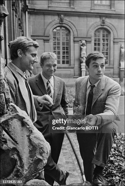 Bruno Cremer, Pierre Vaneck et Alain Delon sur le tournage du film "Paris brûle-t-il?", en août 1965.