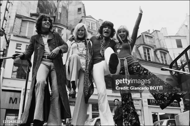 Portrait de Julien Clerc, Vanina Michel, Philippe Desprats et Martine Kelly le jour de la générale de la comédie musicale "Hair" au théâtre de la...