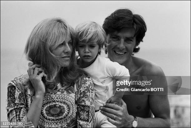Portrait d'Alain Delon avec sa femme Nathalie et leur fils Anthony, en 1966.