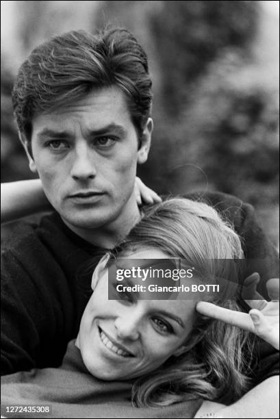 Portrait d'Alain Delon avec sa femme Nathalie, en 1965.