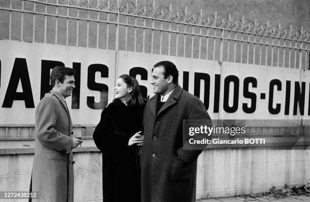 Umberto Orsini avec Virna Lisi et son mari Franco Pesci devant les locaux de Paris Studios Cinéma, en janvier 1963.