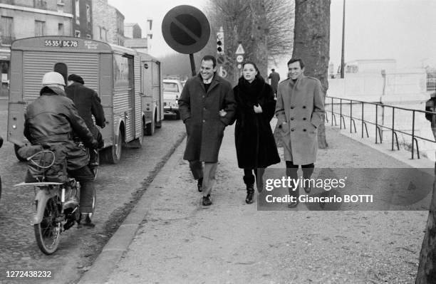 Umberto Orsini avec Virna Lisi et son mari Franco Pesci se rendant au Paris Studios Cinéma, en janvier 1963.