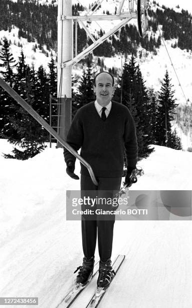 Portrait de Valéry Giscard d'Estaing sur une remontée mécanique aux sports d'hiver, dans les années 1960.