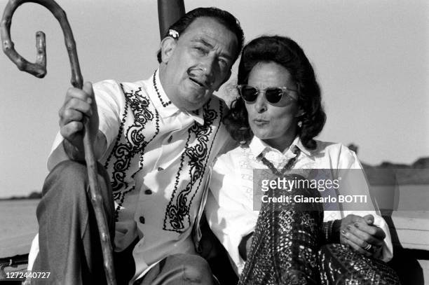Portrait de Salvador Dali et sa femme Gala sur un bateau au large de Cadaqués, en 1960.