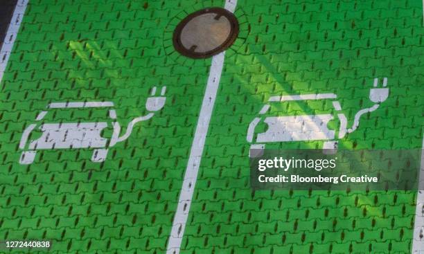 electric car charging point symbol - hanover germany bildbanksfoton och bilder