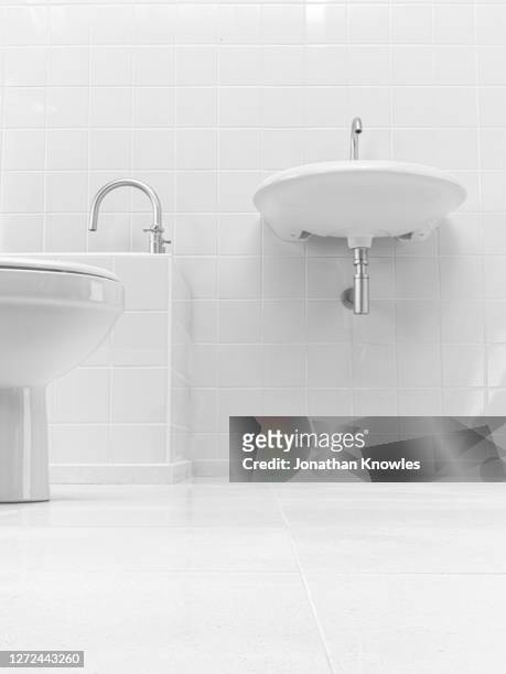 shiny white bathroom - ceramic stock-fotos und bilder