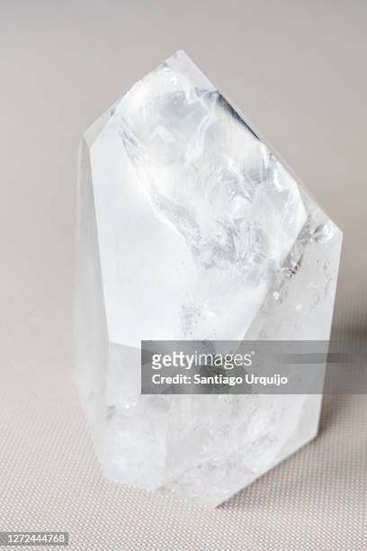 clear quartz crystal - kristallheilung stock-fotos und bilder