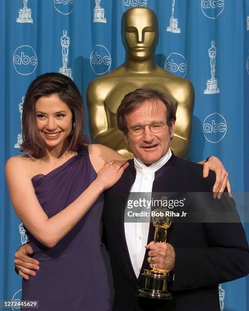 Mira Sorvino and Robin Williams backstage during Academy Awards Show, March 23, 1998 in Los Angeles, California