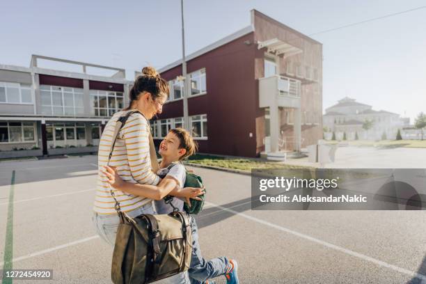 ¡estoy tan contenta de verte, mamá! - madre-corriendo fotografías e imágenes de stock