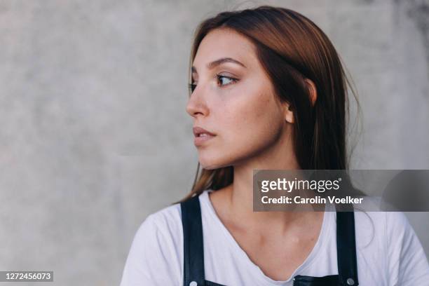 close up portrait of young hispanic woman aged 20-24 years with a serious emotion - head shot close looking stockfoto's en -beelden